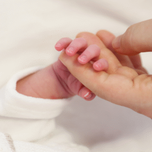 孫の誕生を祝う家族の手の写真。ランニングから離れた時期の変化を表す