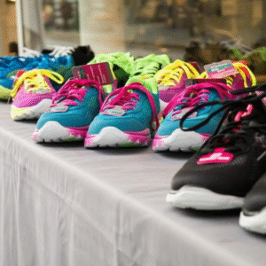 ランニングシューズを見直すために並べられたシューズの写真