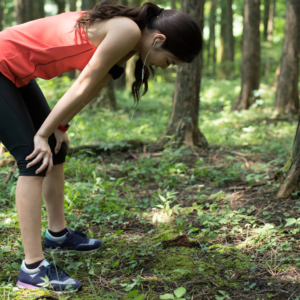 疲れているのに、無理して走ろうとしている様子をイメージした写真。