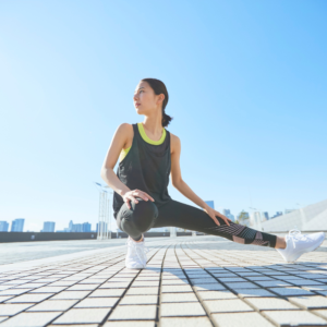 ストレッチを後回しにすることなく、しっかりストレッチをすることをイメージした写真。