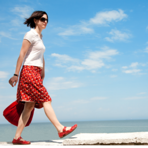 踵を鳴らして歩くイメージの写真。
踵からついて歩く様子を表しています。